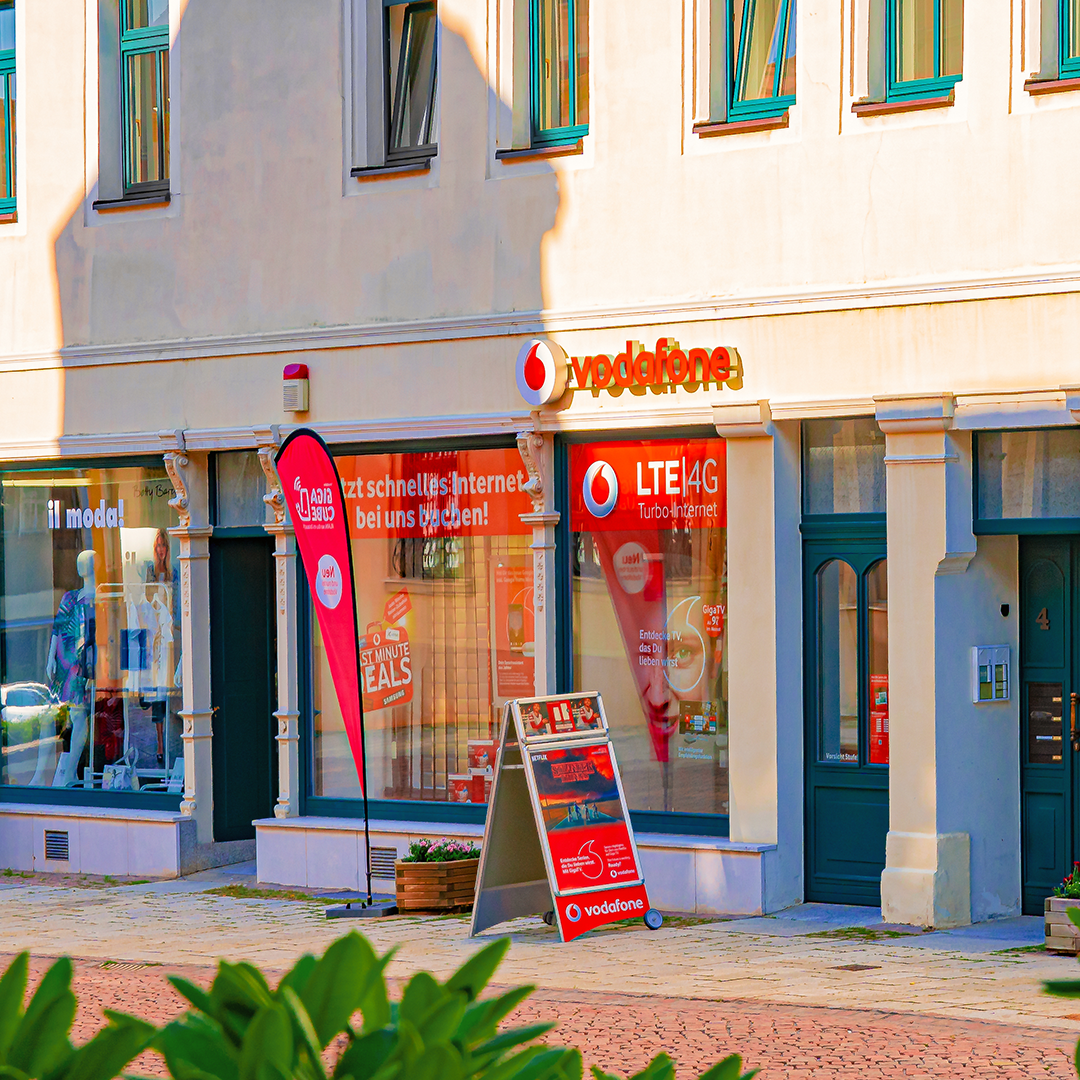 Vodafone Shop Oschatz am Abend beleuchtet
